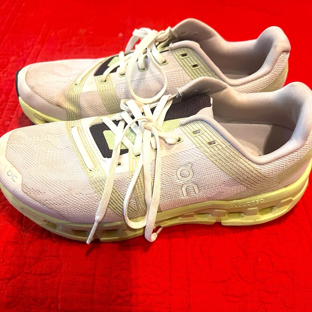 On Cloud running shoes 💚